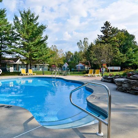 Super 8 By Wyndham Gananoque - Country Squire Resort Exterior foto