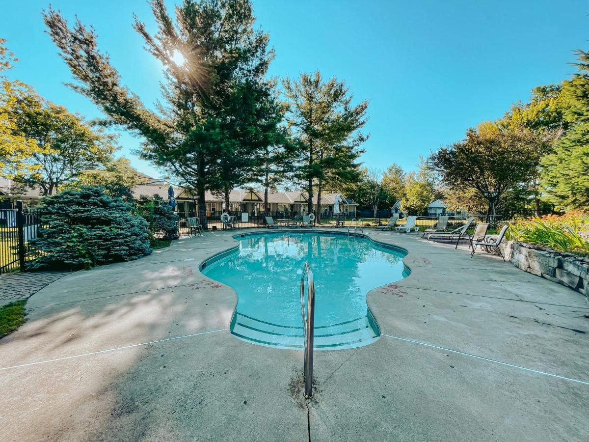 Super 8 By Wyndham Gananoque - Country Squire Resort Exterior foto