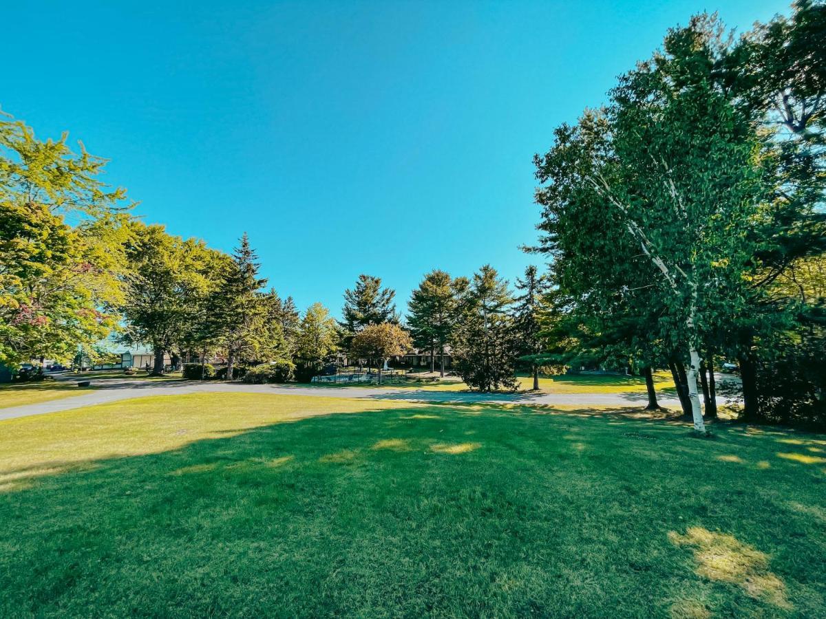 Super 8 By Wyndham Gananoque - Country Squire Resort Exterior foto