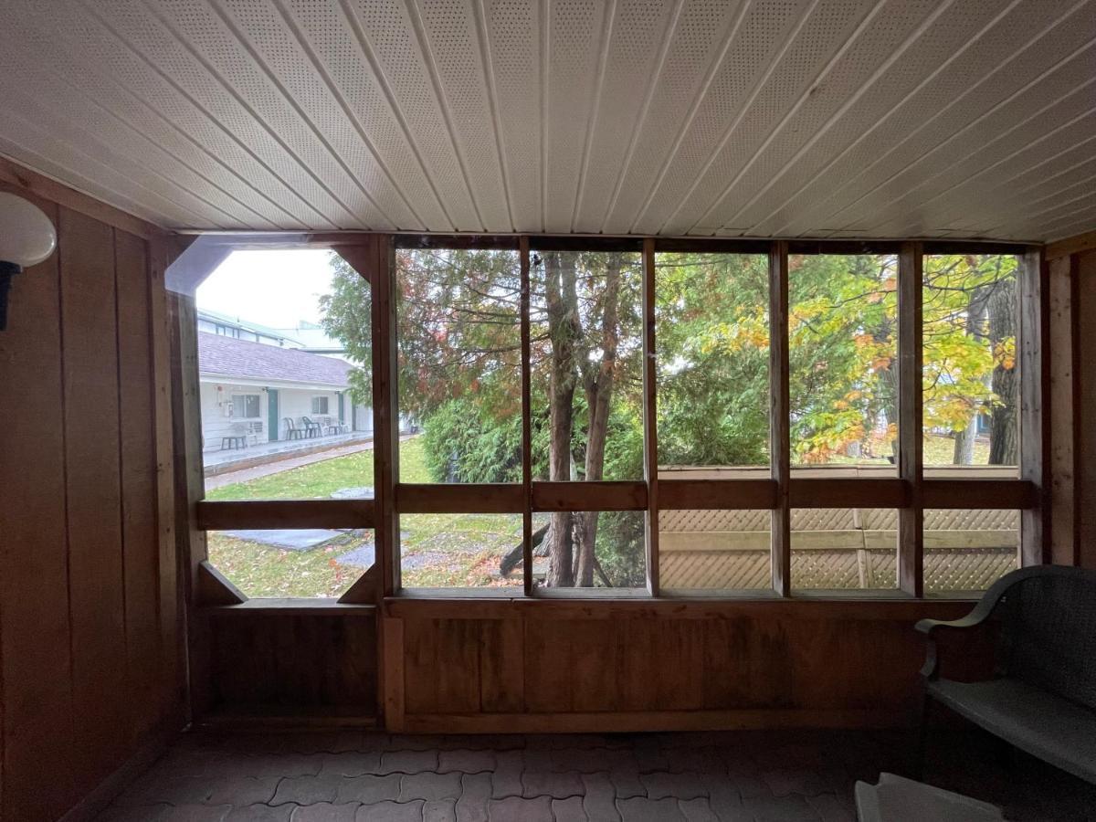 Super 8 By Wyndham Gananoque - Country Squire Resort Exterior foto