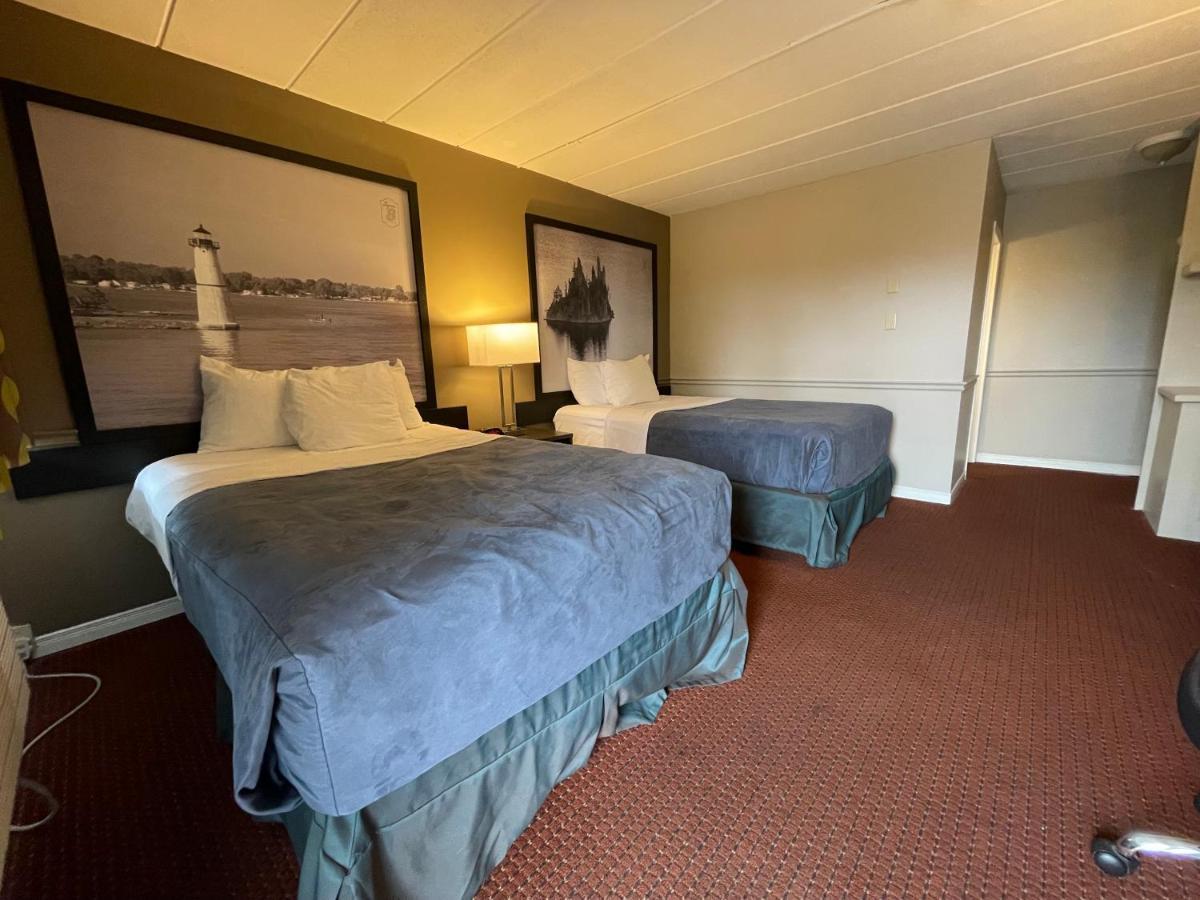 Super 8 By Wyndham Gananoque - Country Squire Resort Exterior foto