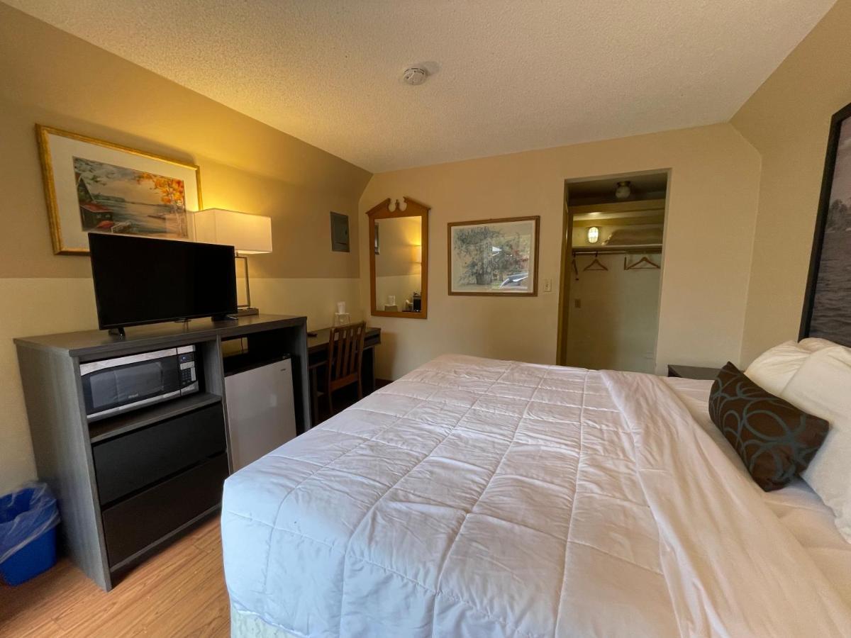 Super 8 By Wyndham Gananoque - Country Squire Resort Exterior foto