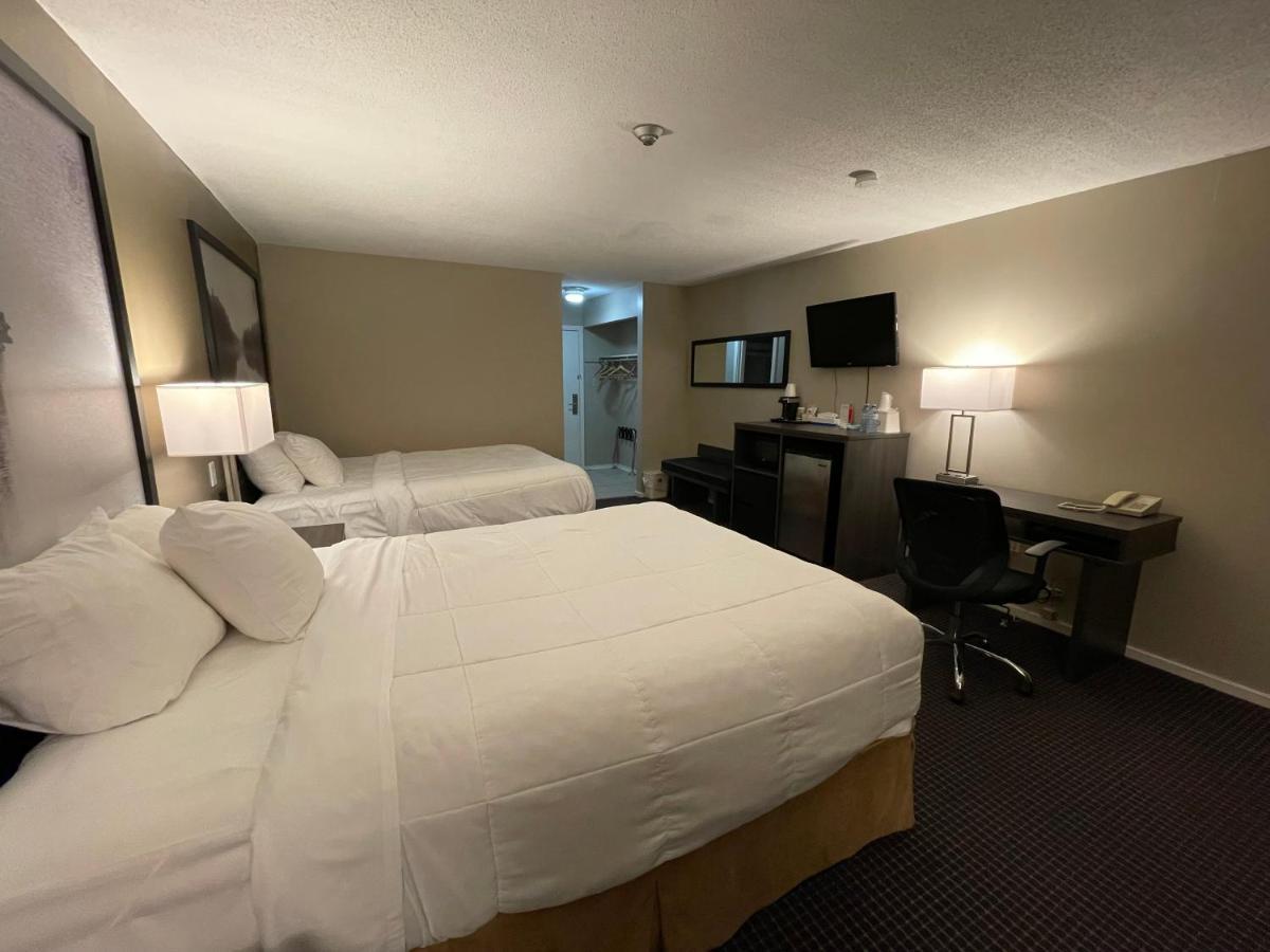 Super 8 By Wyndham Gananoque - Country Squire Resort Exterior foto