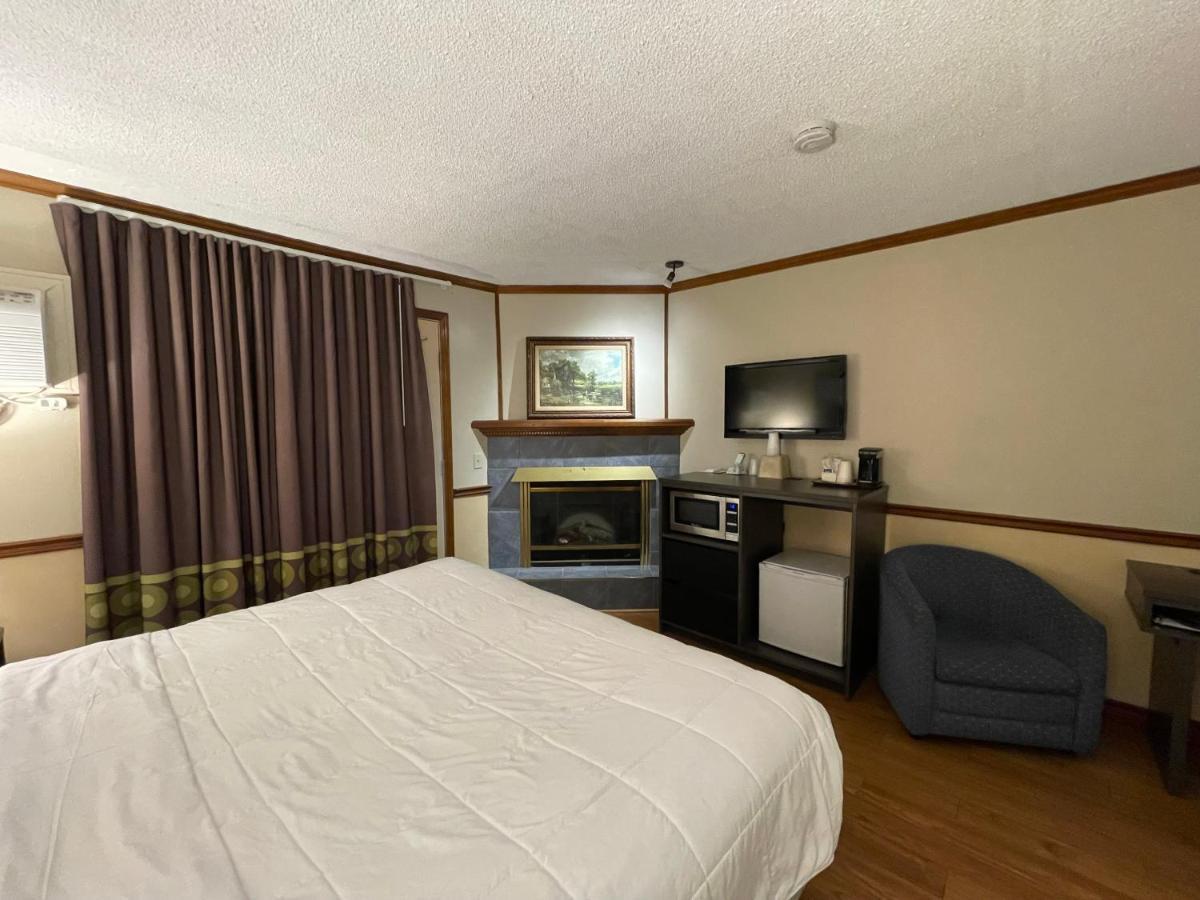 Super 8 By Wyndham Gananoque - Country Squire Resort Exterior foto