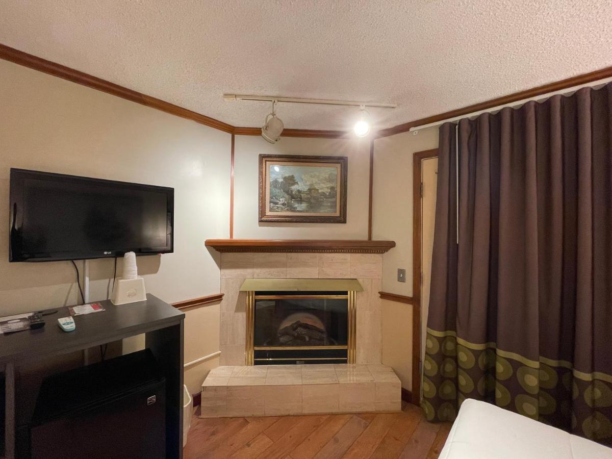 Super 8 By Wyndham Gananoque - Country Squire Resort Exterior foto