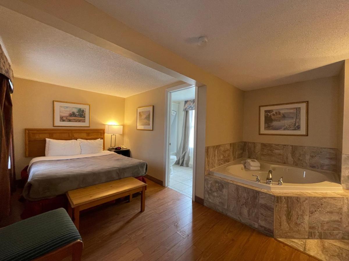 Super 8 By Wyndham Gananoque - Country Squire Resort Exterior foto