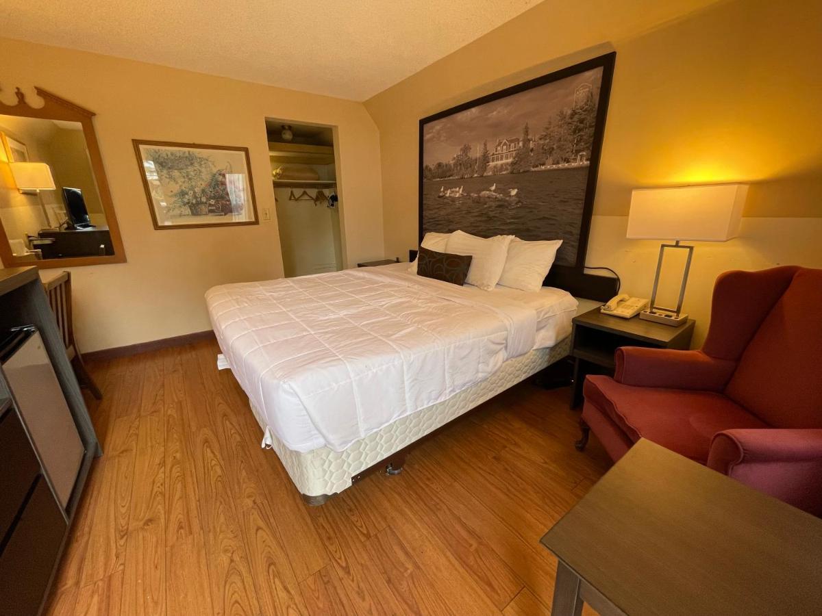 Super 8 By Wyndham Gananoque - Country Squire Resort Exterior foto