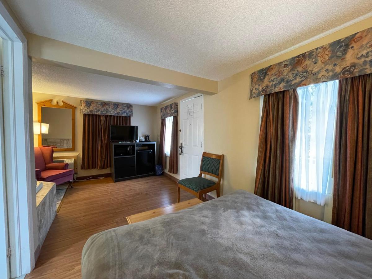 Super 8 By Wyndham Gananoque - Country Squire Resort Exterior foto