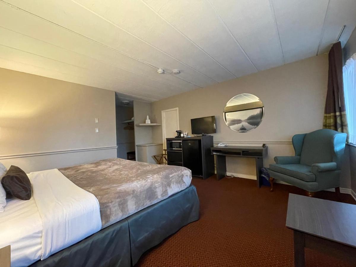 Super 8 By Wyndham Gananoque - Country Squire Resort Exterior foto