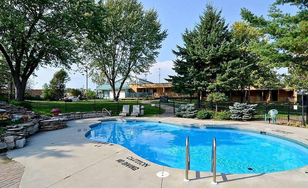 Super 8 By Wyndham Gananoque - Country Squire Resort Exterior foto