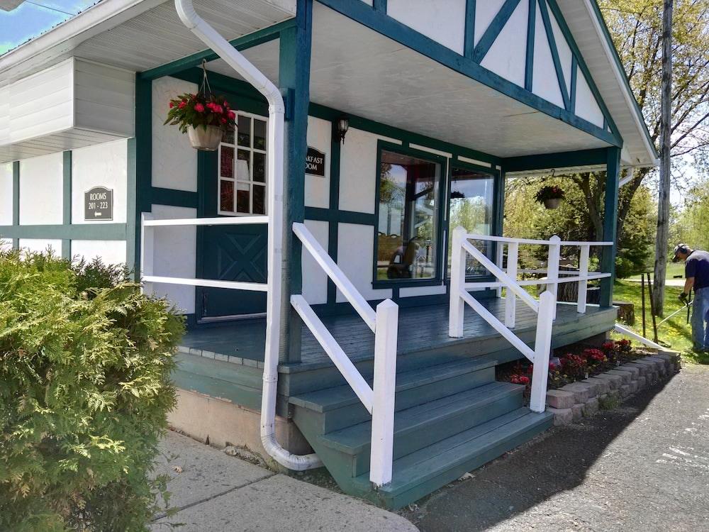 Super 8 By Wyndham Gananoque - Country Squire Resort Exterior foto