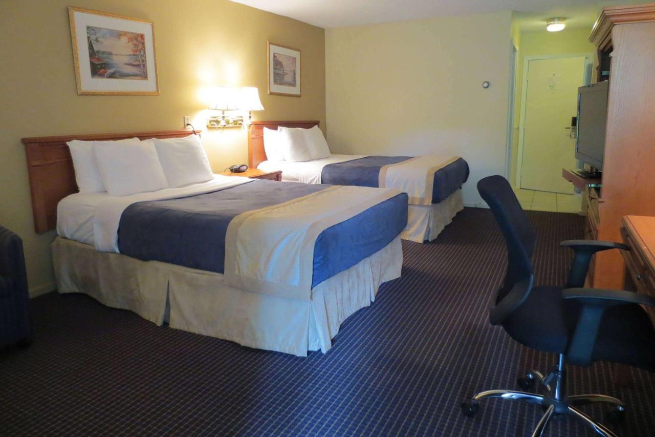Super 8 By Wyndham Gananoque - Country Squire Resort Exterior foto