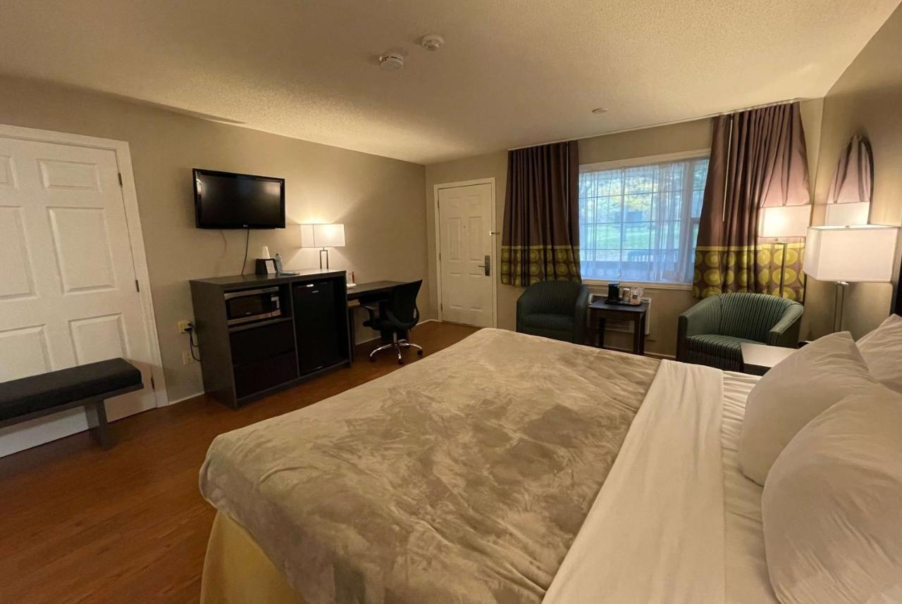 Super 8 By Wyndham Gananoque - Country Squire Resort Exterior foto
