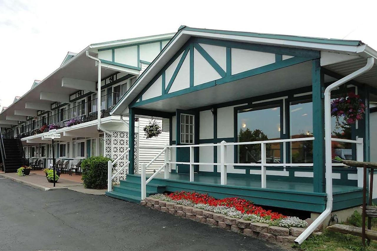 Super 8 By Wyndham Gananoque - Country Squire Resort Exterior foto