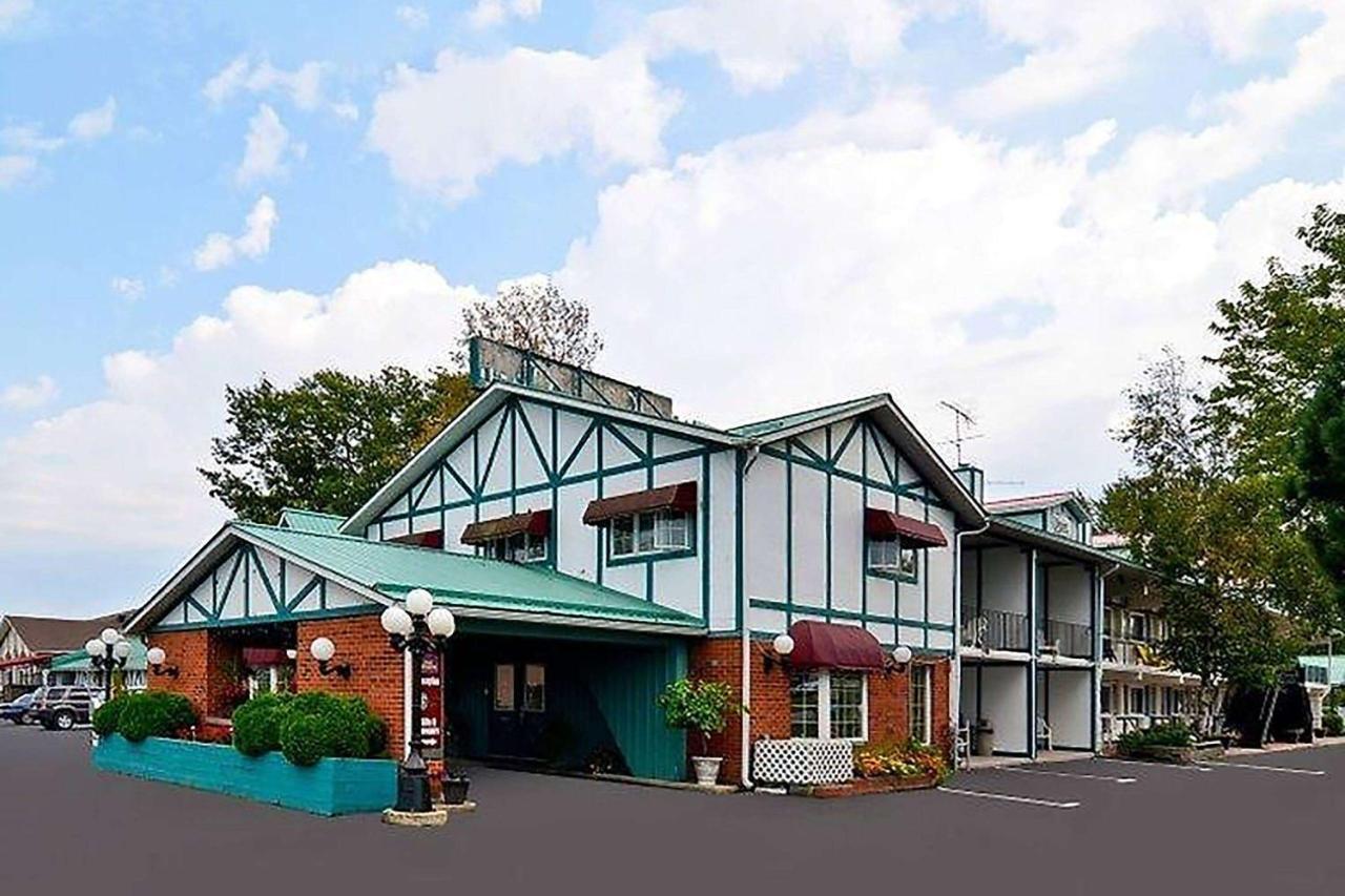 Super 8 By Wyndham Gananoque - Country Squire Resort Exterior foto