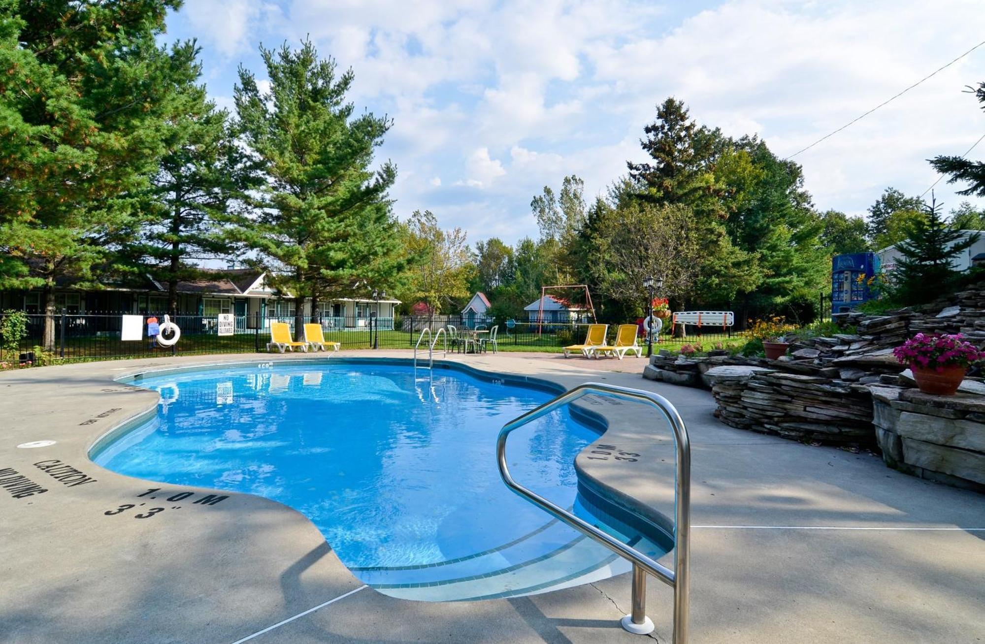 Super 8 By Wyndham Gananoque - Country Squire Resort Exterior foto