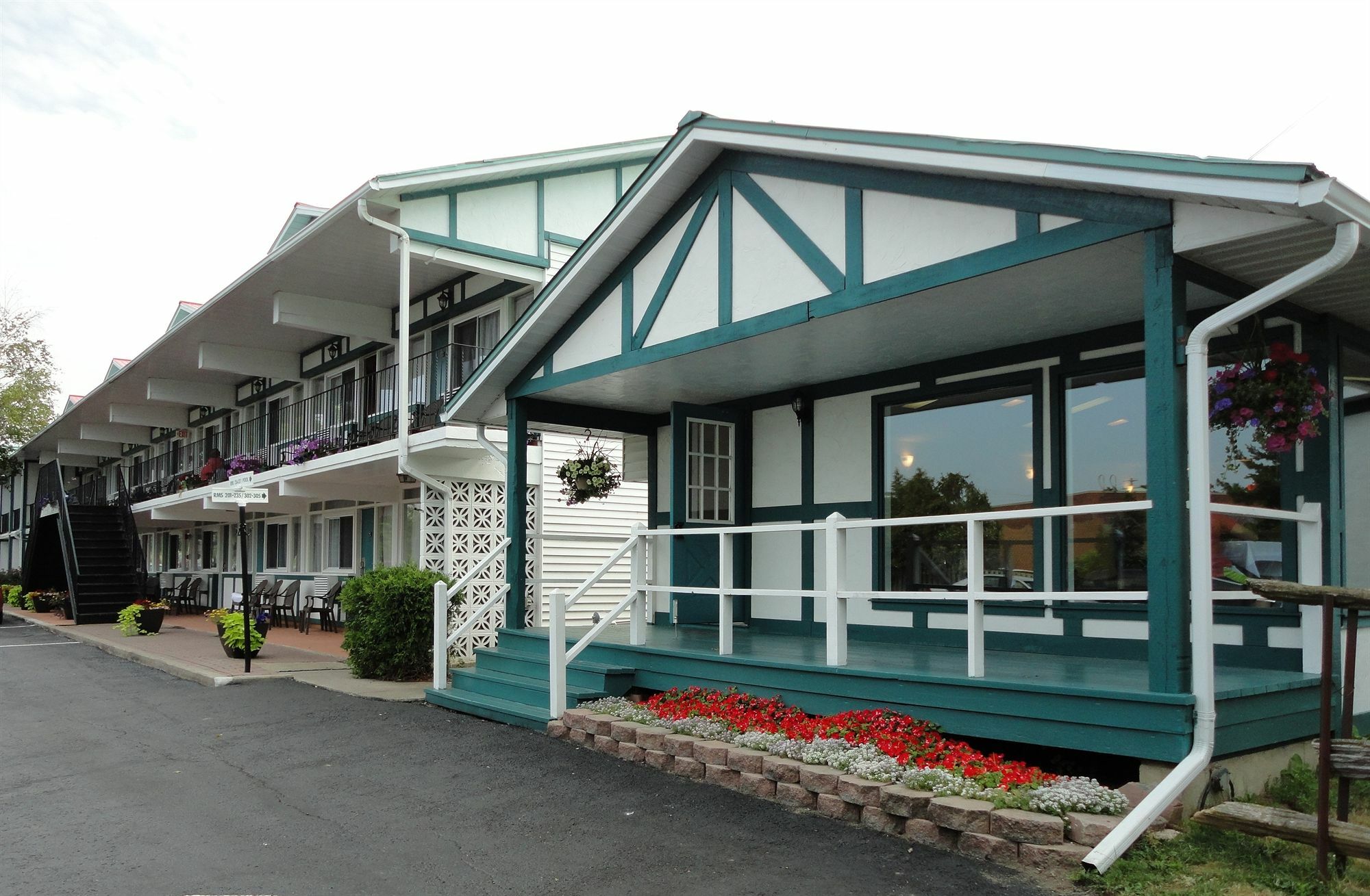 Super 8 By Wyndham Gananoque - Country Squire Resort Exterior foto