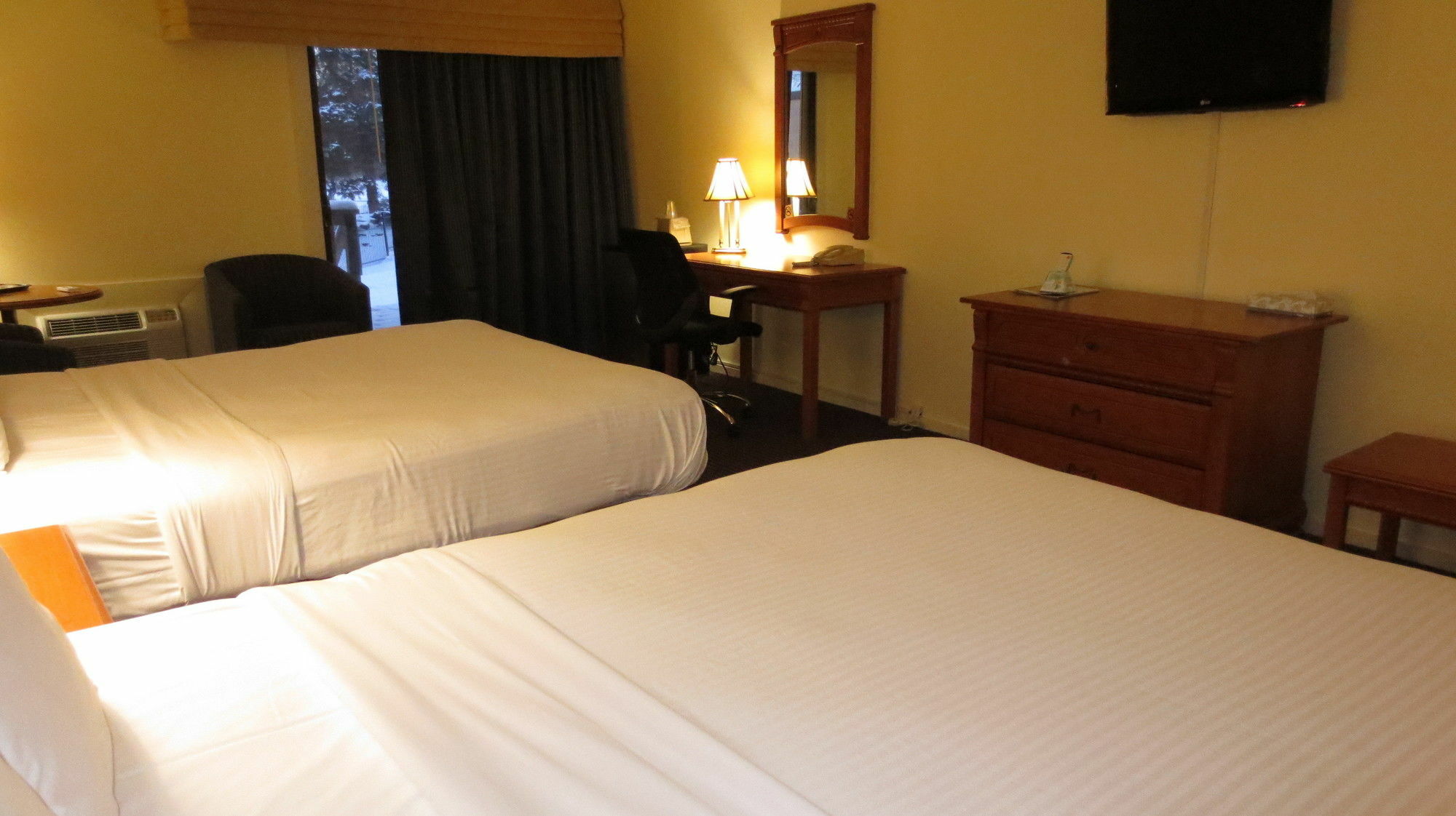 Super 8 By Wyndham Gananoque - Country Squire Resort Exterior foto