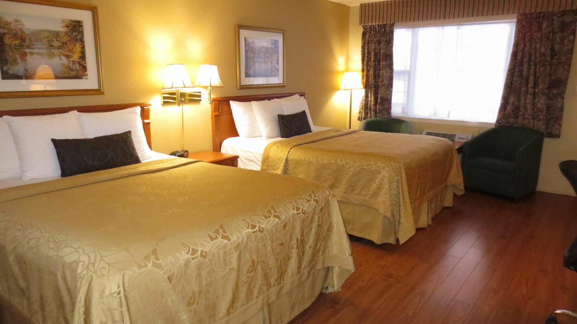 Super 8 By Wyndham Gananoque - Country Squire Resort Exterior foto